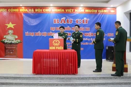 绕山（Dao San）边防屯的选民正在投票选举第十六届国会代表和2026-2031年任期各级人民议会代表。图自越通社