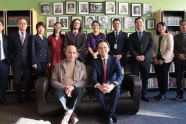 越南驻联合国常驻代表团团长杜雄越与美国共产党主要领导人合影 图自越通社