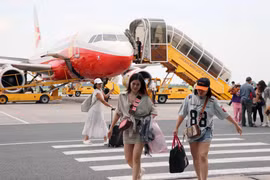 飞机在海防市吉碑国际机场运行。图自越通社