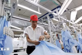 销往欧洲市场的纺织服装出口生产 图自越通社