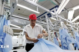 销往欧洲市场的纺织服装出口生产 图自越通社