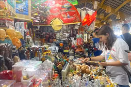外国游客在到访胡志明市时选择手工制作、工艺美术产品作为纪念品。 图自越通社 