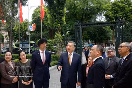 越共中央总书记、国家主席苏林与东盟各国驻越南大使及临时代办交流 图自越通社
