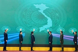 与会代表按下按钮 将农产品溯源系统投入运作 图自《都市经济报》