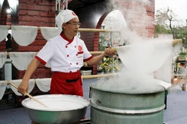 按照传统方式制作云姑河粉村（宁平省南同乡）的河粉。图自越通社