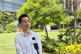 ASTAR先进光学技术部副主任何山松博士接受越通社记者采访。图自越通社。