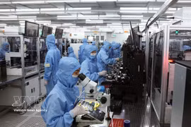 在宁平省福山工业区，韩国独资企业MCNEX VINA有限责任公司的工厂内，出口摄像头模组及电子元件生产线正在运行。图自 越通社