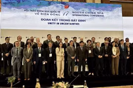 出席第十七次东海国际学术研讨会的代表合影。图自越通社
