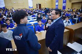 政府总理范明政探访河内科技大学 图自越通社