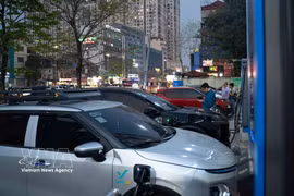 在河内某充电站，多辆电动汽车正在排队充电。充电基础设施的发展与向电动出行转型的趋势相互促进，共同推动首都绿色交通的发展。图自越通社