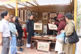参观者参观越南民间绘画艺术 