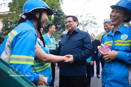 范明政总理春节前夕走访慰问首都河内环卫工人 图自越通社
