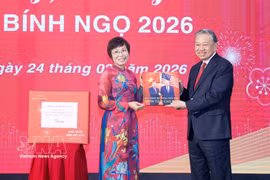 越通社社长武越庄向苏林总书记赠送由图片编辑部记者制作的画册 图自越通社