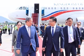 越南工贸部长黎孟雄在河内内排国际机场迎接柬埔寨首相洪玛奈。图自越通社