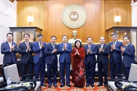 陈青敏与与会代表合影 图自越通社