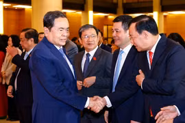 越南国会主席陈青敏与国会代表合影 图自越通社