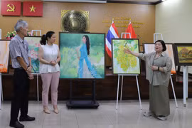 展现越南奥黛遗产的画作。图自越通社