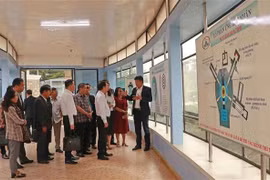 与会代表参观林同省大叻核能研究院核反应堆。图自越通社