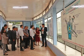与会代表参观林同省大叻核能研究院核反应堆。图自越通社