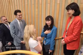 选举结果公布后，众多国际友人前来向越南代表团表示祝贺。图自越通社