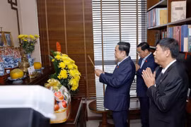 越南国会主席陈青敏向已故越共中央总书记长征进香缅怀 图自越通社