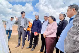 老挝国会副主席视察越南在老挝重点项目。图自 越通社。