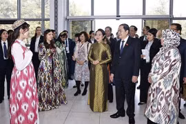 越南国会主席陈青敏和夫人访问塔什干国立东方大学。图自越通社