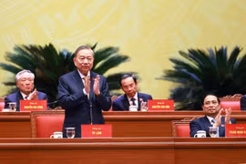 大会主席团主席、总书记苏林同志代表主席团主持会议 图自越通社