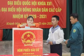 第五号投票组携带流动票箱前往尊岛，供岛上官兵投票。图自越通社
