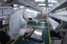 在越南海防市长裔工业园区的喜星电子有限公司工厂内，工人正在组装笔记本电脑。高科技电子产品是越南出口至印度的重要商品之一。