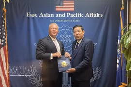 越南国防部副部长阮文熊与美国负责东亚和太平洋事务的助理国务卿迈克尔·乔治·德索姆布雷。图片来源：越通社