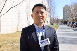 中央民族大学教授、中国环球电视网（CGTN）评论员曲强 图自越通社