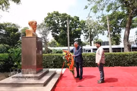 越共中央总书记、国家主席苏林在科伦坡胡志明主席雕像前敬献鲜花 图自越通社