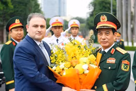 越南国防部长潘文江大将与阿塞拜疆国防工业部长武加尔·穆斯塔法耶夫 图自越通社