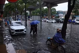连夜大雨导致河内多条街道严重积水。其中，桥演路积水较深，对10月7日清晨出行的市民造成了重大影响。图自越通社