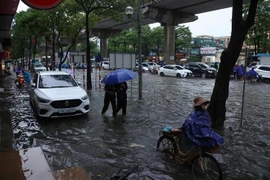 连夜大雨导致河内多条街道严重积水。其中，桥演路积水较深，对10月7日清晨出行的市民造成了重大影响。图自越通社