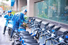 在吉灵—河东轻轨沿线的各个站点，市民可以方便地租用电动摩托车，按需出行。图自越通社