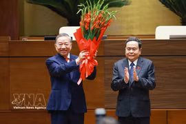 国会主席陈青敏代表党和国家领导人以及第十六届国会代表向越共中央总书记、国家主席苏林献花祝贺。图自越通社