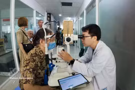 西贡眼科医院的医生为胡志明市春和坊的居民进行诊疗。图自越通社