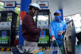 河内一E5RON92加油站 图自越通社