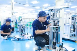 半导体行业的晶圆传送机器人装配线 图自越通社