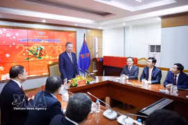 苏林总书记走访慰问越南电视台与越南之声广播电台