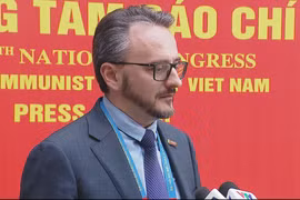 《真理报》（Pravda）副总编辑、俄罗斯联邦共产党中央委员会委员米哈伊尔·科斯特里科夫 图自越通社