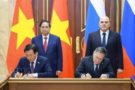 越南政府总理范明政与俄罗斯联邦政府总理米哈伊尔·米舒斯京共同见证在越南境内建设核电站合作协议的签署仪式。 图自越通社