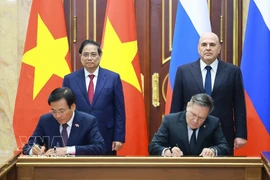 越南政府总理范明政与俄罗斯联邦政府总理米哈伊尔·米舒斯京共同见证在越南境内建设核电站合作协议的签署仪式。 图自越通社