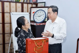 国会主席还走访并向教授、医生、原国会副主席阮氏玉凤 图自越通社