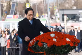 范明政总理在俄罗斯莫斯科向胡志明主席纪念碑敬献花圈 图自越通社