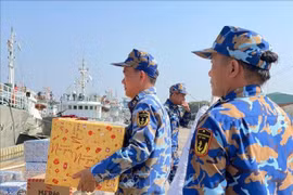 官兵们将年货装船 图自越通社 