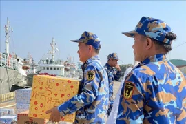 官兵们将年货装船 图自越通社 