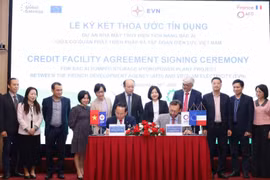 AFD 和 EVN 代表在与会代表的见证下签署协议。图自evn.com.vn 